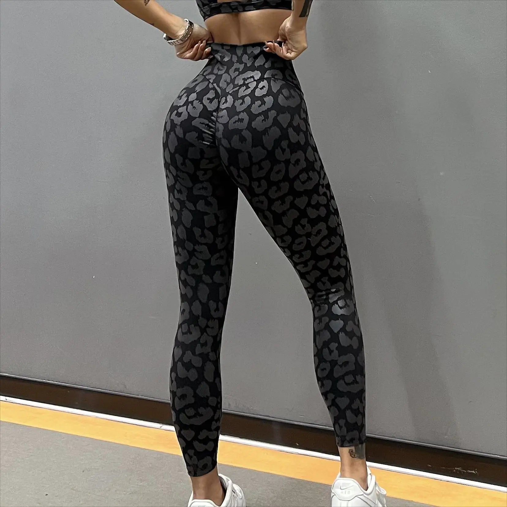 Custom Leopard Print Yoga Set Women Scrunch Butt Leggings 2 Piece Sports Bra Workout Set High Waist Gym Fitness